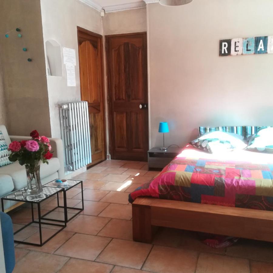 3 indépendants dans villa avec piscine terrasse, jardin, parking clos, wifi Meyreuil Extérieur photo